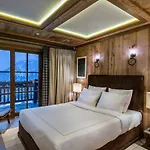 Chalet Raffine Avec Chambres Luxueuses Et Services Inclus - Fr-1-564-62 Alpehytte Courchevel
